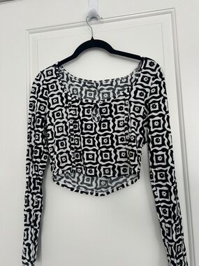 PacSun Black & White Geometric Long Sleeve Crop Top